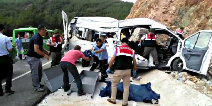 8 people killed in migrant bus crash in Turkey